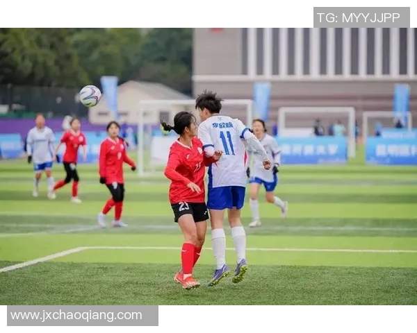 足球老师带领学生激情对决足球赛展现青春活力与团队精神